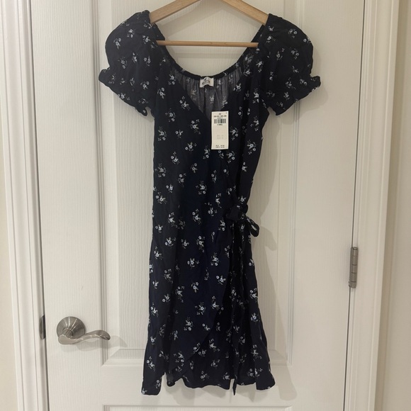 NWT Hollister Women’s Floral Short Wrap Dress Size XS - Picture 1 of 4